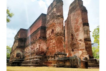இலங்கையின் வரலாற்று சிறப்புமிக்க விகாரை மீது மின்னல் தாக்குதல்
