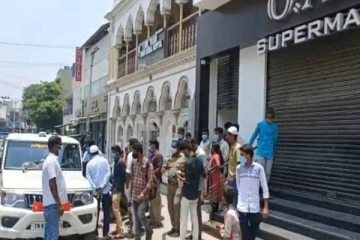 வாணியம்பாடியில் விதியை மீறிய செயல்பட்ட கடைகளுக்கு சீல் வைக்கப்பட்டுள்ளது