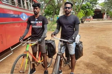 யாழில் இருந்து கதிர்காமம் நோக்கி  இளைஞர்கள் இருவர் சைக்கிள் பயணம்!