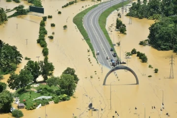 இலங்கையில் இயற்கை பேரிடரால் முக்கிய நெடுஞ்சாலைகளில் கடும் சேதம்