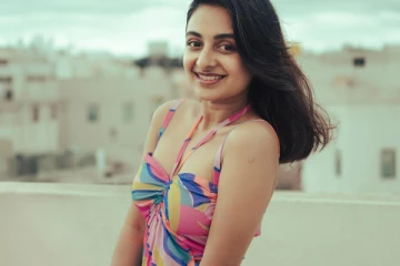 பாபநாசம் எஸ்தர் அணிலா இது.. கிளாமர் உடையில் ஹாட் போஸ்