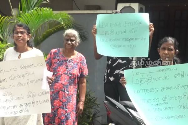 மட்டக்களப்பில் பொதுமக்கள் முன்னெடுத்த போராட்டத்திற்கு இடையூறளித்த குழுவினர் | Protest Against Vehicle Parking Road Batticaloa