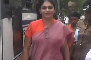 " බලමු ඇතුළට ගිහිල්ලා.." - අත්අඩංගුවට ගත් හිරුණිකා අධිකරණයට.. (VIDEO)