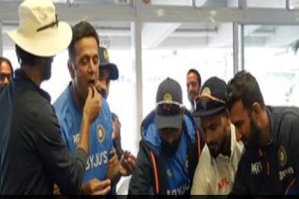 “விராட் கோலியே காணுமே..அவர் எங்க?” - டிராவிட்டின் பிறந்தநாள் கொண்டாட்டத்தில் கோலி இல்லாதது குறித்து ரசிகர்கள் கேள்வி - தமிழ்நாடு