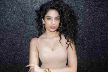 நாக சைத்தன்யாவை நிச்சயதார்த்தம் செய்துள்ள நடிகை சோபியாவின் அழகிய புகைப்படங்கள்