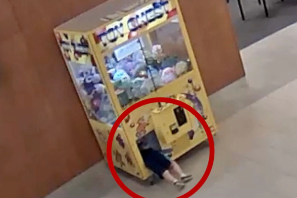 அமெரிக்காவில் Joystick விளையாட்டு விபரீதத்தில் முடிந்தது | Ohio Boy Trapped In Claw Machine
