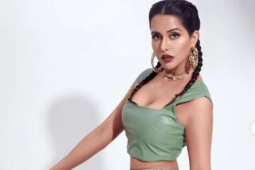 புடவையிலும் படு கிளாமர் போஸ் கொடுத்துள்ள பிக்பாஸ் நடிகை