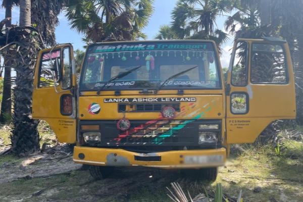 யாழில் பொலிஸ் அதிகாரி நிகழ்த்திய தகாத செயல் அம்பலம் ; பொலிஸார் கிடுக்குபிடி | Indecent Act By Dismissed Police Officer In Jaffna