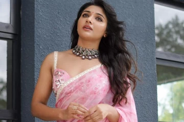 ஜெயிலர் நடிகை மிர்னா மேனன் சேலையில் ஹாட் கிளிக்ஸ்