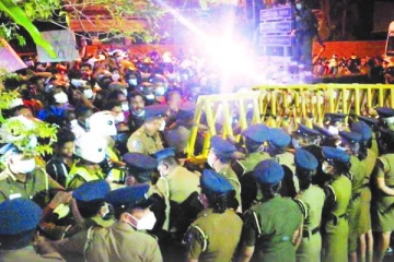உக்கிரமடையும் வன்முறை!! அலரி மாளிகை அருகே துப்பாக்கிச் சூடு