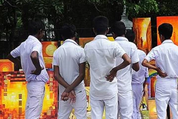மது போத்தலுடன் பாடசாலைக்குள் நுழைந்த மாணவனால் பரபரப்பு!