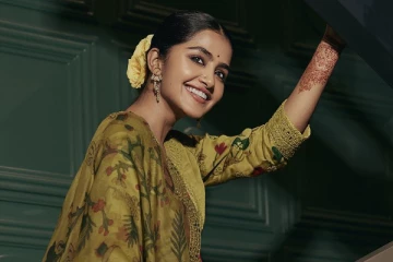 ராஜமௌலி காலில் விழுந்த அனுபமா பரமேஸ்வரன்.. இப்படி ஒரு நடிகையா! வீடியோ வைரல்
