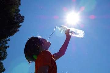 சுட்டெரிக்கும் சூரியன்; தண்ணீரை பருக வலியுறுத்து