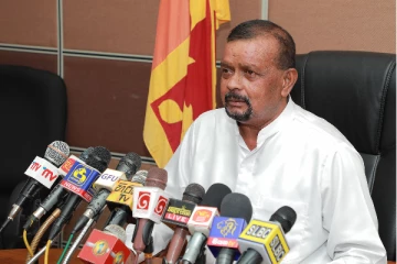 රජයේ ප්රධාන ඇමතිවරයෙකුගෙන් සැර ප්රකාශයක්..."විරුද්ධ පක්ෂය කරන්න ඕන දේවල් ආණ්ඩුව තුළ ඉඳගෙන කිරීමෙන් වෙන්නේ විරුද්ධ පක්ෂයේ අයට ආයුධ ලබා දීමයි"