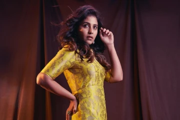 நடிகை அஞ்சலி அழகிய உடையில் கியூட் போஸ்