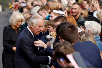 80 வருடங்களுக்கு பிறகு: பொது மக்களுடன் கைகுலுக்கி உரையாடிய மன்னர் மூன்றாம் சார்லஸ்!