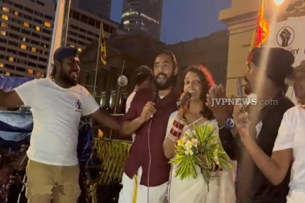 காலி போராட்டக்களத்திற்கு வந்த புதுமணத் தம்பதியர்! (Photos) | Newlywed Couple Arrived At The Galle Protest Area