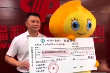 மனைவி பிள்ளையிடம் சொல்ல பயமா இருக்கு., ரூ.1100 கோடி ஜாக்பாட்டை பொம்மை உடையில் வாங்கிய மர்ம நபர்!