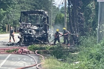 கனடாவில் சிறுவர்களை சுற்றுலா ஏற்றிச் சென்றை பஸ் தீக்கிரை