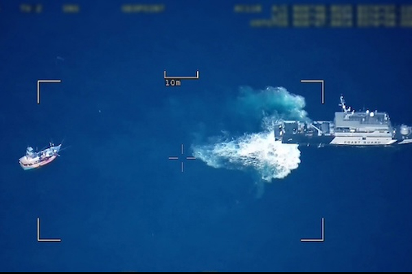 மாலைத்தீவிடம் சிக்கிய இரு இலங்கை மீன்பிடி படகுகள் | Two Sri Lankan Fishing Boats Stranded Off Maldives மாலைத்தீவிடம் சிக்கிய இரு இலங்கை மீன்பிடி படகுகள் | Two Sri Lankan Fishing Boats Stranded Off Maldives