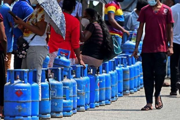 மீண்டும் நாட்டில் எரிவாயு வரிசை; வெட்கம் என்கிறார் பெரமுன முன்னாள் எம்பி! | Ex Slpp Mp Says Gas Queues In The Country Shame