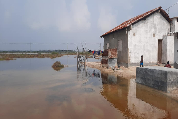 யாழில் வெள்ள நிவாரணத்தில் பாரபட்சம் : கிராம சேவகருக்கு எதிராக முறைப்பாடு! | Complaint Against Grama Sevaka In Jaffna யாழில் வெள்ள நிவாரணத்தில் பாரபட்சம் : கிராம சேவகருக்கு எதிராக முறைப்பாடு! | Complaint Against Grama Sevaka In Jaffna