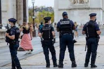 பிரான்சில் பொலிஸார் மீது தாக்குதல் நடத்திய நபர் சுட்டுக்கொலை