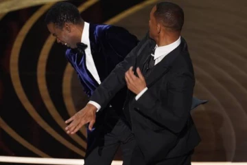 ஆஸ்கர் விருது மேடையில் பிரபல நடிகரை திடீரென கன்னத்தில் அறைந்த வில் ஸ்மித்- பரபரப்பான வீடியோ