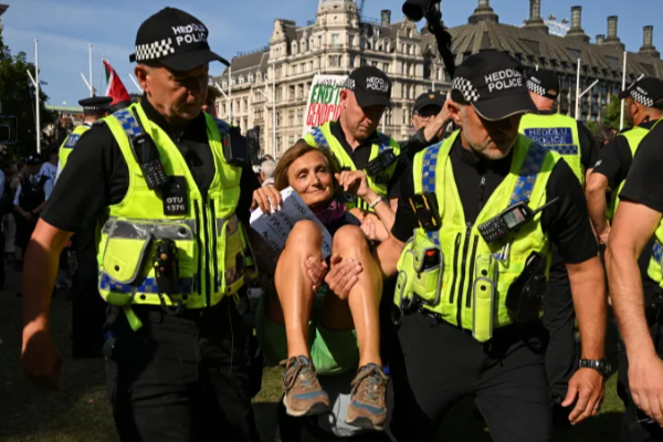 பிரித்தானியாவில் அதிரடியாக 365 பேர் கைது..! | Uk Police Arrest More Than 365 At Protest