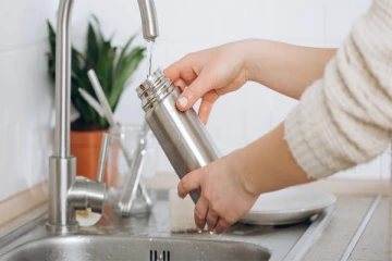 தண்ணீர் போத்தல்களில் கழிப்பறை இருக்கையை விட 40.000 மடங்கு அதிக பக்ரீரியாக்கள்: ஆய்வில் வெளியான அதிர்ச்சி தகவல்