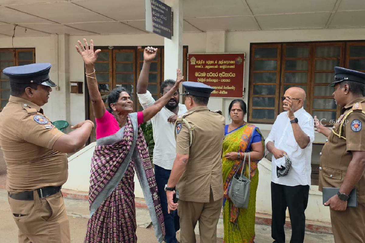 OMPயின் ஏமாற்று நாடகம்! யாழ். மாவட்ட செயலகம் முன்பாக வெடித்த போராட்டம் : காவல்துறையினர் அராஜகம் | Protest In Front Of Jaffna District Secretariat