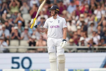 பறந்த சிக்ஸர்கள்! வீரர்களின் அறையில் விழுந்த பந்து..வாணவேடிக்கை காட்டிய கேப்டன்