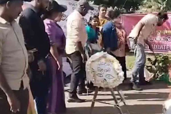 ஜனாதிபதி செயலகத்திற்கு முன்னால் போராட்டம்; சவப்பெட்டி எரிப்பு | Protest Presidential Secretariat Coffin Burned