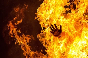 குடும்பத் தகராறு ; பிரதேச செயலகத்திற்கு முன் தனக்கு தானே தீ மூட்டிய நபர்