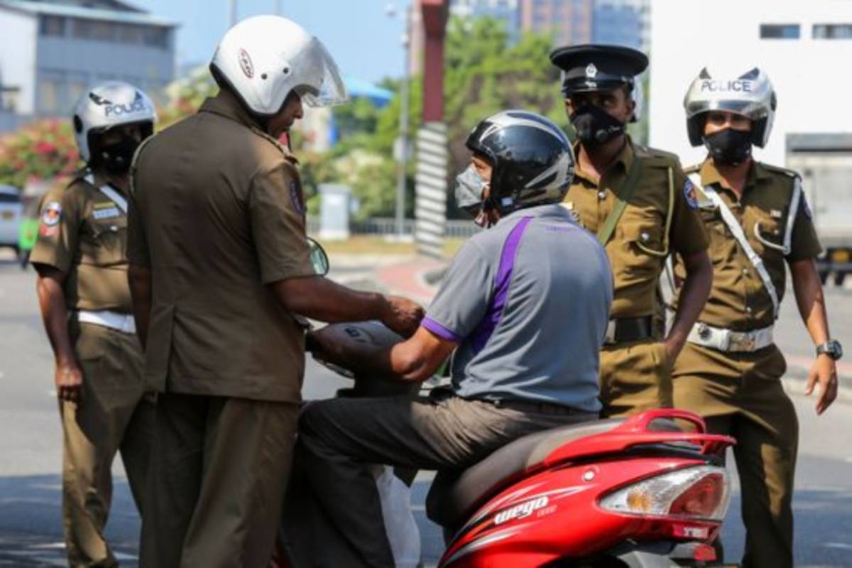 இலங்கையில் தனிநபரின் கைத்தொலைபேசியை பரிசோதிக்க காவல்துறைக்கு பூரண அதிகாரம்! | Police Authorized To Search Phones Under Law இலங்கையில் தனிநபரின் கைத்தொலைபேசியை பரிசோதிக்க காவல்துறைக்கு பூரண அதிகாரம்! | Police Authorized To Search Phones Under Law