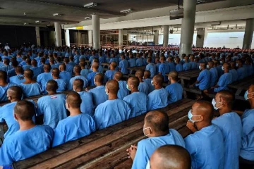 கொரோனா பரவும் அச்சம்... சிறைச்சாலைக்கு நெருப்பு வைத்த கைதிகள்