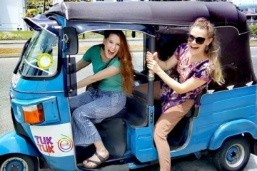 வெளிநாட்டு சுற்றுலாப் பயணிகளிடம் அதிக கட்டணம் வசூலித்த இருவர் கைது