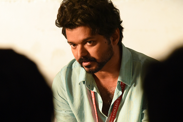 மாஸ்டர் பட ஷூட்டிங்கில் இருந்து வெளியான அன்சீன் போட்டோ ! விஜய் யாருடன் உள்ளார் பாருங்க