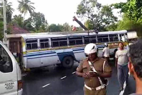 3 வாகனங்கள் ஒன்றுடன் ஒன்று மோதி விபத்து! | 3 Vehicles Collided With Each Other Accident