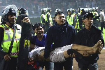 கால்பந்து மைதானத்தில் பலியானோர் எண்ணிக்கை 174 ஆக உயர்வு! பெரும் பரபரப்பில் இந்தோனேசியா