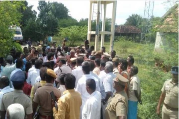 போலீசார் எங்களை மிரட்டுகின்றனர் - கதறும் வேங்கைவயல் கிராம மக்கள்