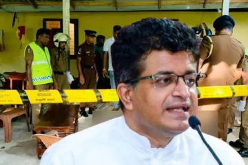திறைசேரி அதிகாரியின் மரணம் ; உதயகம்மன்பில மீது அதிகாரியின் மனைவி முறைப்பாடு