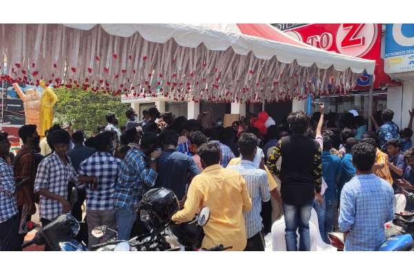 கடை திறப்பு விழாவிற்கு சென்ற குக் வித் கோமாளி புகழ்.. அடுத்த சில மணிநேரத்திலேயே சீல் வைத்த அதிகாரிகள்! | Pugazh Cookwithcomali2 Cellphoneshop Closed Nellai