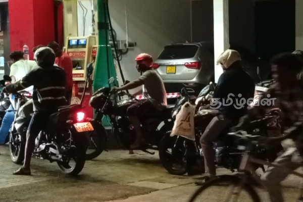 அம்பாறையில் பரவும் போலி செய்திகள் - அச்சப்பட வேண்டாமென அறிவுறுத்தல் | Fake News Spreading About Fuel In Ampara