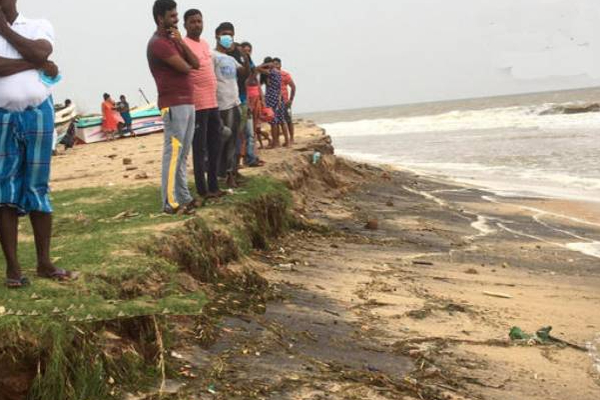 உடப்பு கரையோரப்பகுதியில் ஏற்பட்டுள்ள பாரிய இயற்கை அழிவு! கவலையில் மக்கள் | Natural Disaster On The Coast Of Udappu