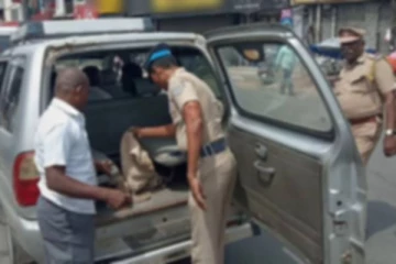 இலங்கைக்கு கடத்தவிருந்த மர்ம பொருட்கள்! 3 இலங்கையர்கள் அதிரடி கைது!
