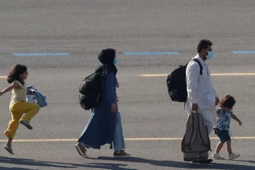 சந்தோஷத்தில் துள்ளிக்குதித்த ஆப்கான் சிறுமி!! உலக மக்களின் நெஞ்சங்களை கொள்ளை கொண்ட ஒற்றை புகைப்படம்