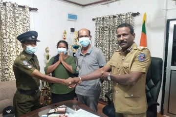 மட்டக்களப்பில் கண்டெடுக்கப்பட்ட பணப்பை உரியவர்களிடம் கையளிப்பு(Photo)