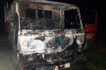 வன வள திணைக்களத்தினரால் தடுத்து வைக்கப் பட்டிருந்த பாரஊர்தி தீயிட்டு எரிக்கப்பட்டுள்ளது (Photos)