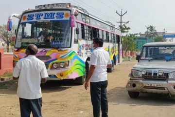 கொரோனா விதிமுறைகளை பின்பற்றாத பேருந்து.. சிறைபிடித்த போலீசார்!